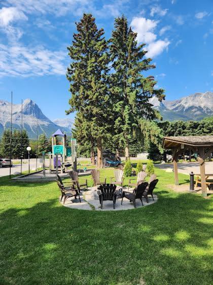Rundle Mountain Lodge Canmore Ngoại thất bức ảnh