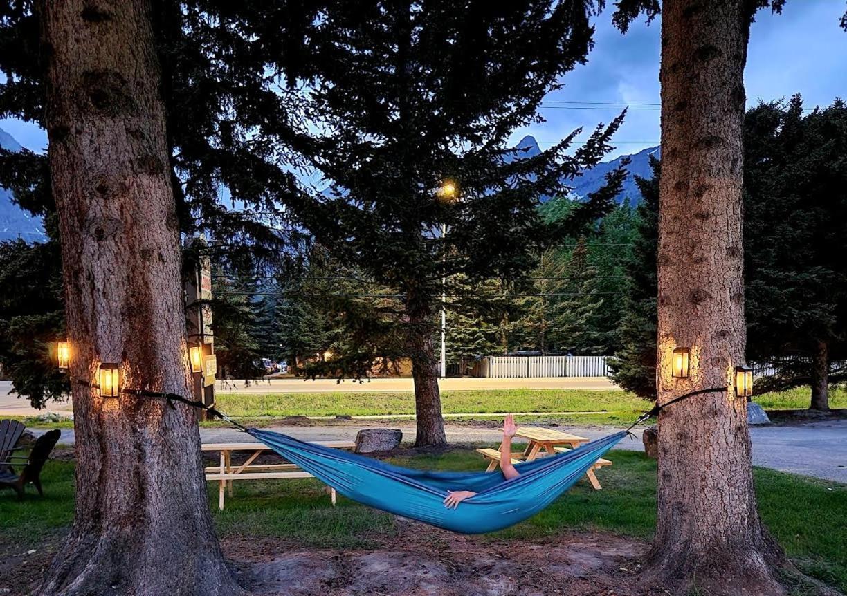 Rundle Mountain Lodge Canmore Ngoại thất bức ảnh
