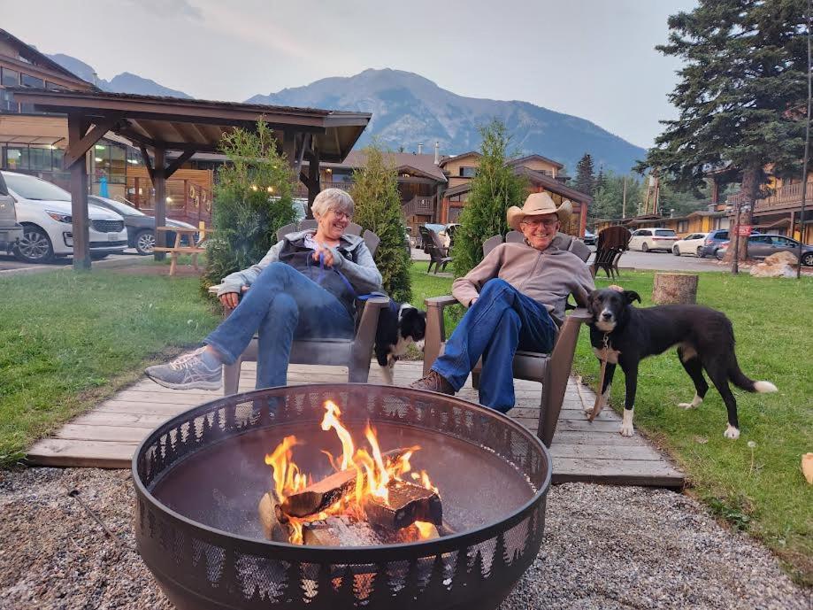 Rundle Mountain Lodge Canmore Ngoại thất bức ảnh